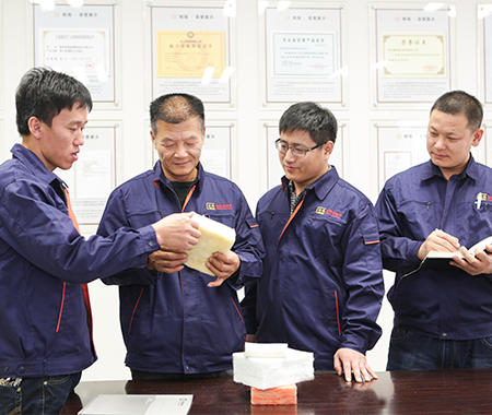 技術總監與產品研發人員研究新產品
